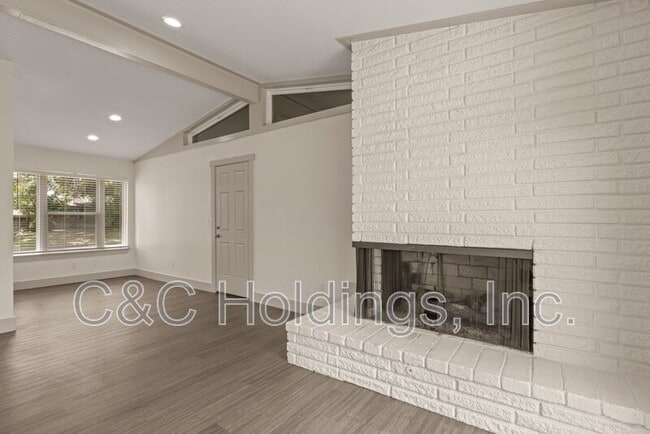 Building Photo - 4541 E 32nd Pl
