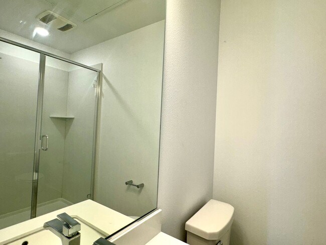 Building Photo - Newer One Bedroom in newer Santa Rosa Development!