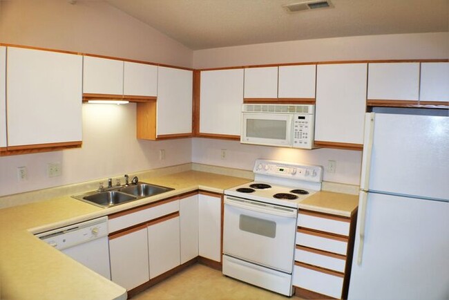 Building Photo - $1,195 | 2 Bedroom, 1 Bathroom Condo | No ...