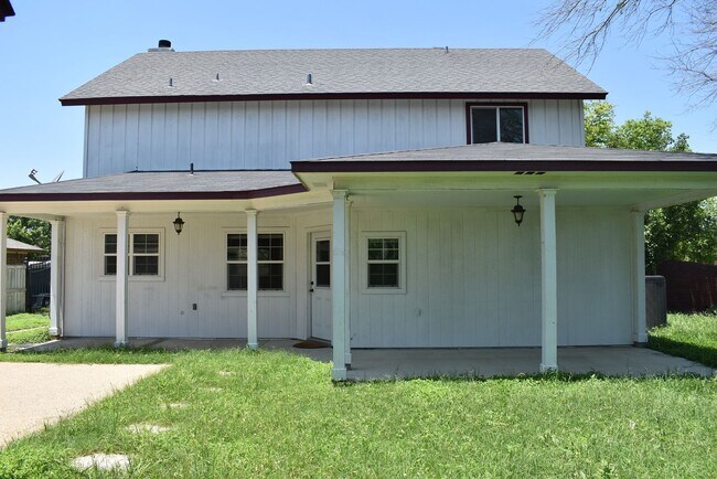Building Photo - Beautiful Remodeled Home with 3 Bedrooms a...