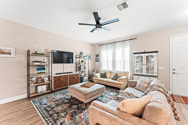Building Photo - 3/2, fully fenced single family home in NW...