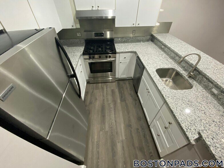 Building Photo - 140 Boylston St