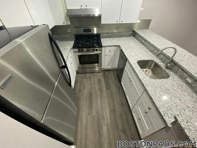 Building Photo - 140 Boylston St