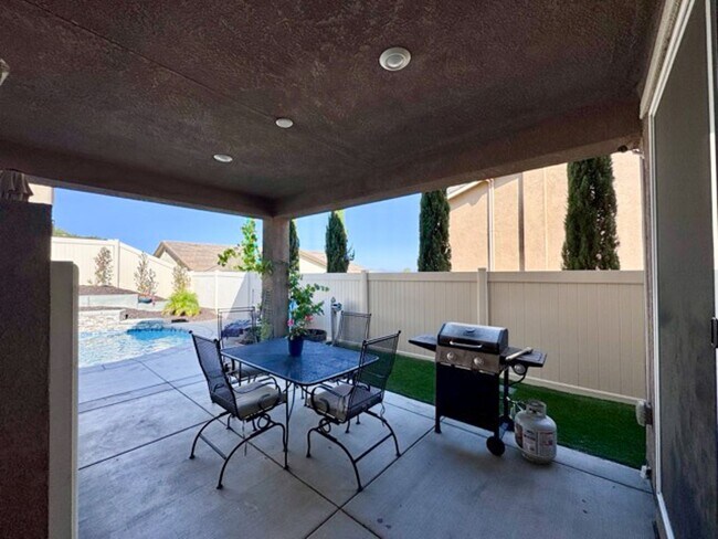 Building Photo - Stunning 5 Bedroom + Office Home with Priv...