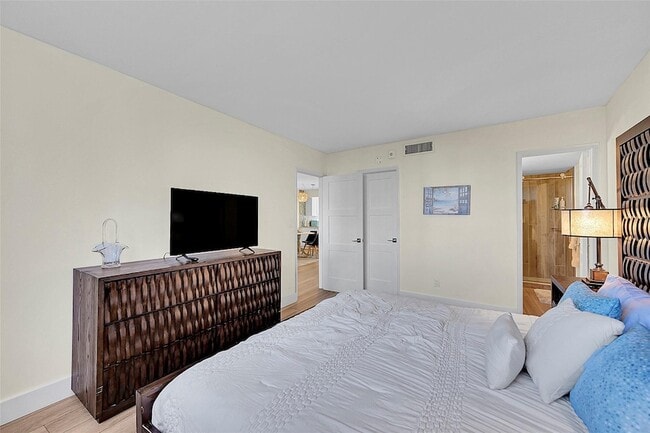 Building Photo - 2731 NE 14th Street Causeway