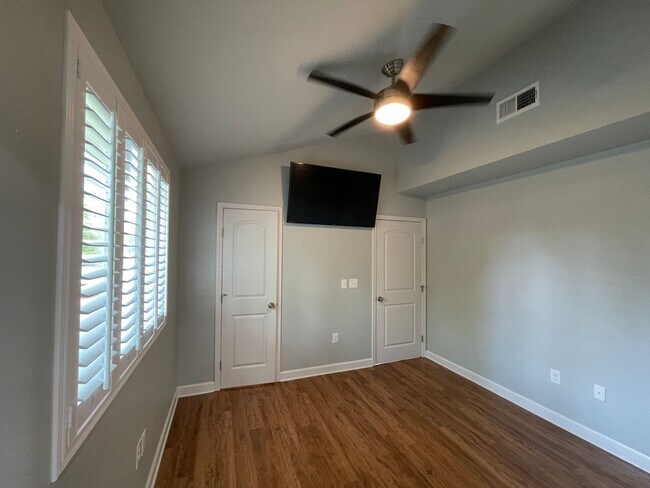 Building Photo - Amazing detached 2/2.5 duplex in Central Austin!!!