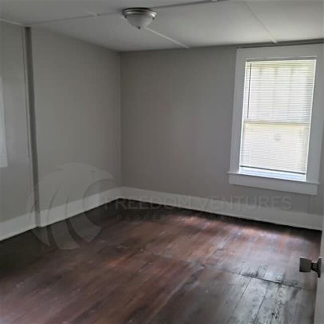 Building Photo - Spacious 3BR/2BA Rental with Hardwood Floo...