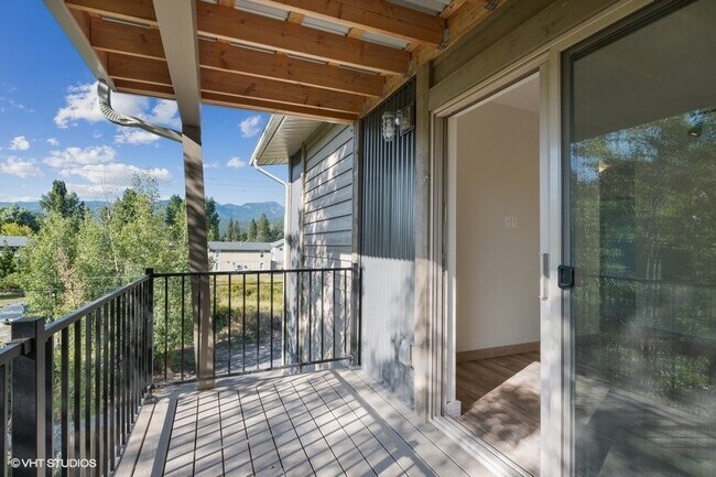 Building Photo - 718 Edgewood Pl