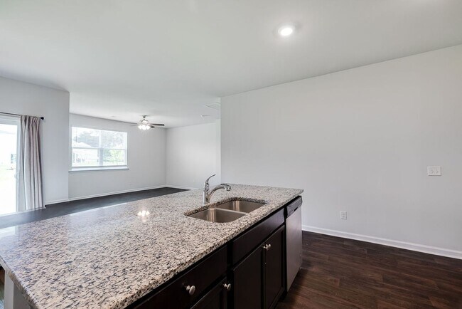 Building Photo - Stylish 4-Bed 2 Bath Ranch Home with Moder...