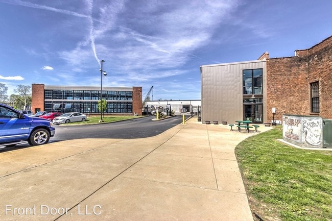 Building Photo - 1019 N Skinker Pkwy
