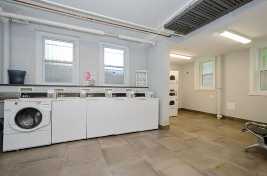 Building Photo - 1517 W Sherwin Ave