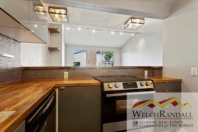 Building Photo - Recently Remodeled, Spacious 1 Bedroom Condo