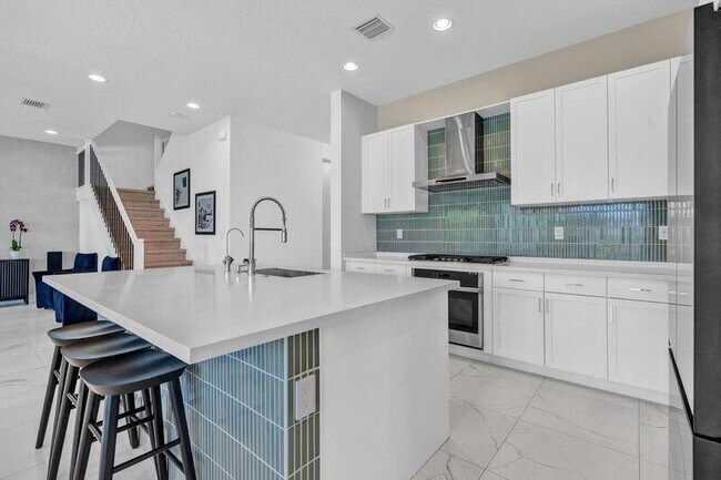 Building Photo - 8239 Oceanus Dr