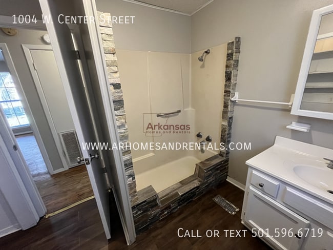 Building Photo - 1004 W Center St