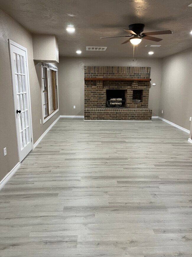 Building Photo - 215 W Grand St