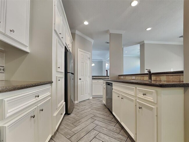 Building Photo - 6855 Tournament Dr