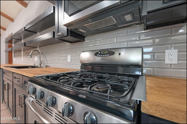 Building Photo - 6412 Via Aventura Dr