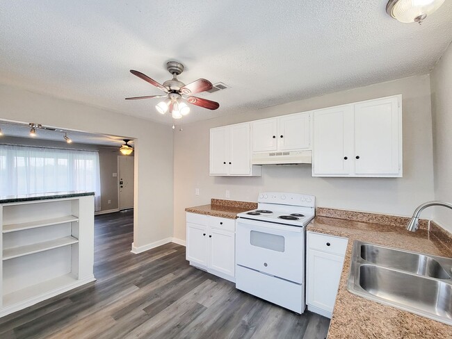 Building Photo - REMODELED 2 BEDROOM LEASE HOME IN LA MARQUE, TEXAS