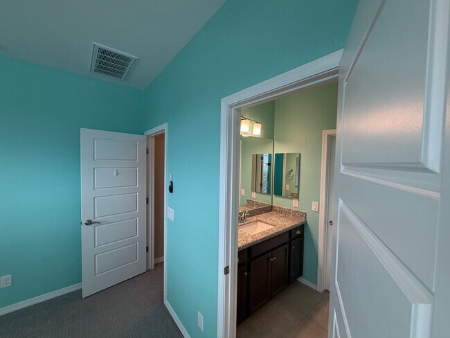 Building Photo - 1322 E Gemini Pl