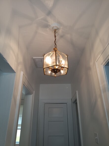 Building Photo - 1552 Lewis St