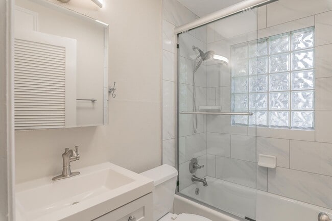 Building Photo - Recently updated 2-bedroom duplex in the desirable Ridglea area.