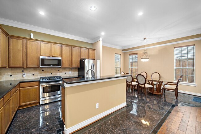 Building Photo - 2927 Clinton Dr