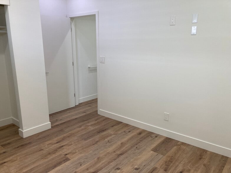 Building Photo - 648 N Serrano Ave