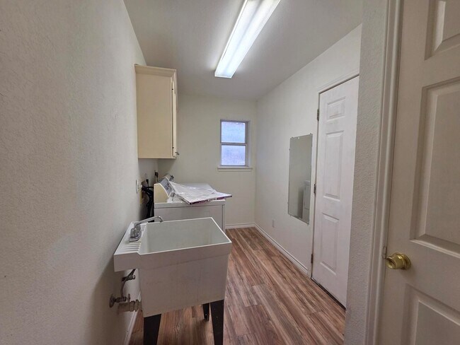 Building Photo - 1303 Malibu Dr