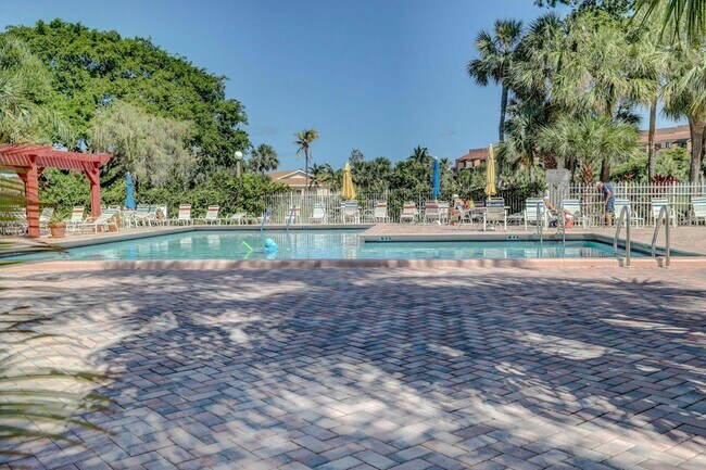 Building Photo - 600 Egret Cir