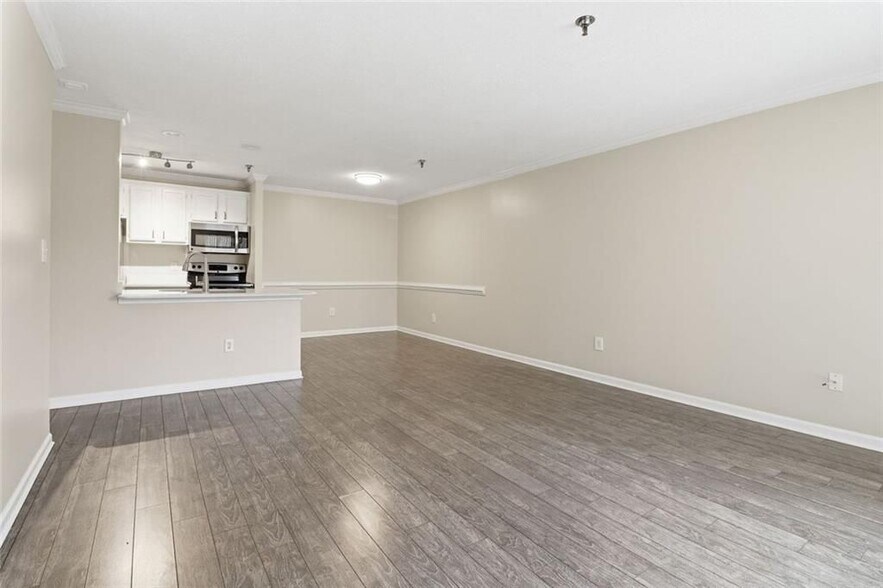 Building Photo - 300 Johnson Ferry Rd