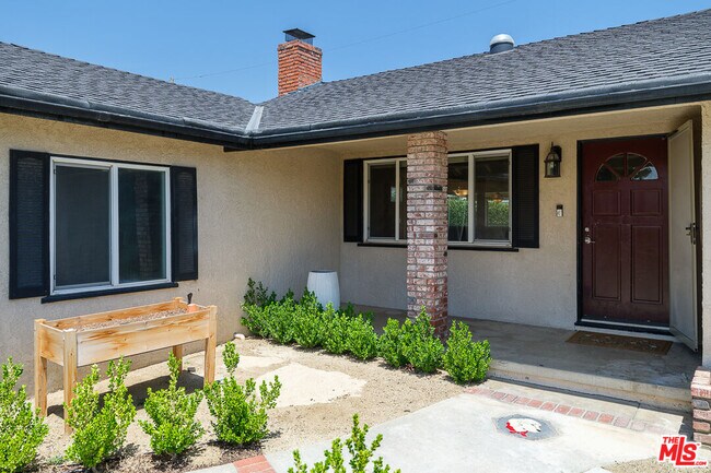Building Photo - 826 Crestfield Dr