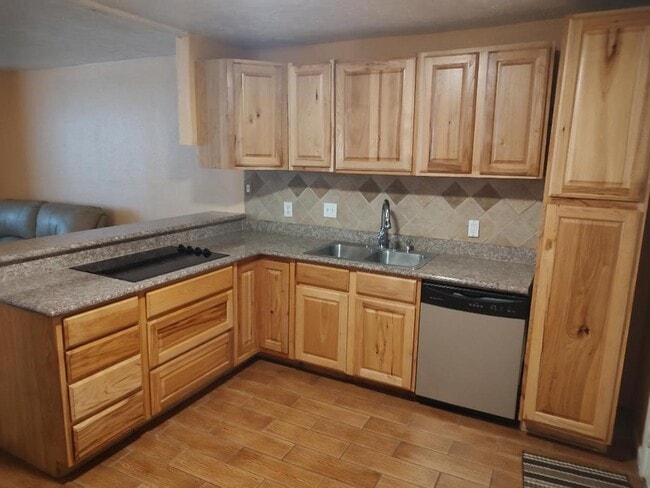 Building Photo - 2000 Bahama Dr