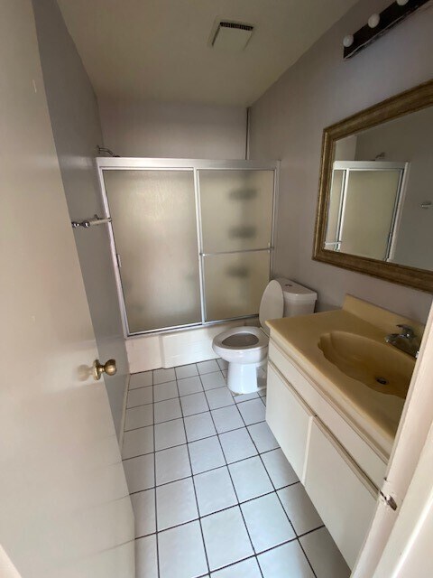Building Photo - 557 E Tujunga Ave