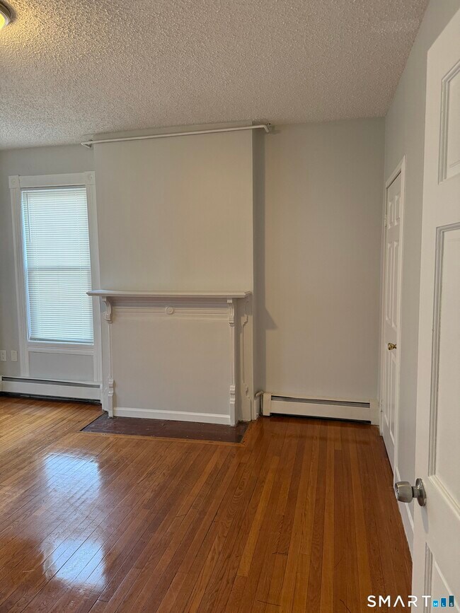 Building Photo - 192 Russ St