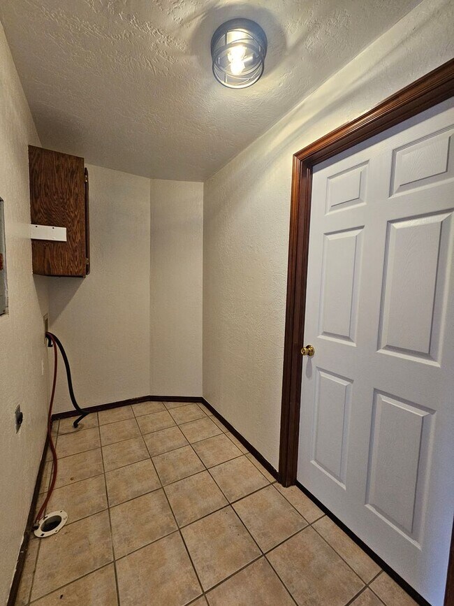 Building Photo - (3) Bed/(1) Bath Close to Campus Avail NOW!!