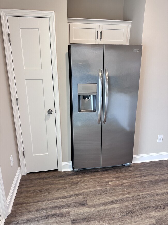 Building Photo - 617 Jacks Xing Dr