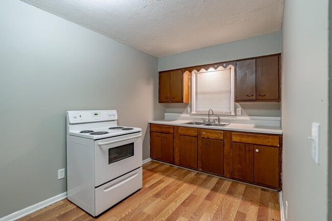 Building Photo - 421 N Woodland Dr