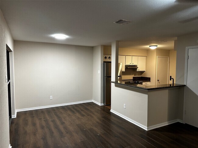 Building Photo - 2211 S Kirkwood Rd