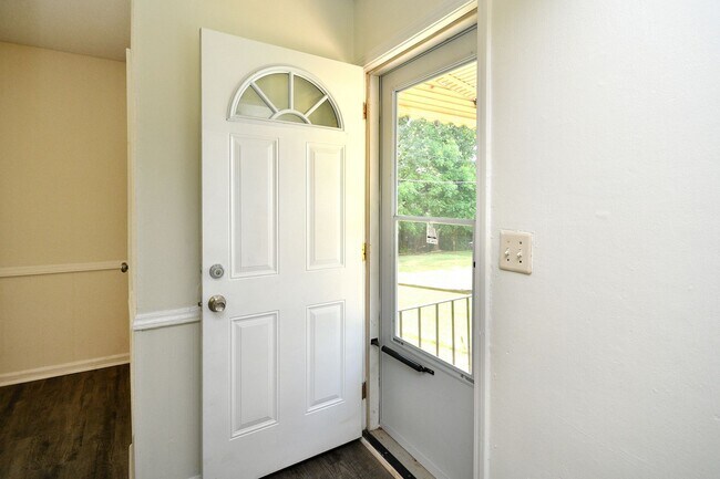 Building Photo - New Lower Price! Remodeled 3 bed / 1.5 bath home near downtown Spartanburg