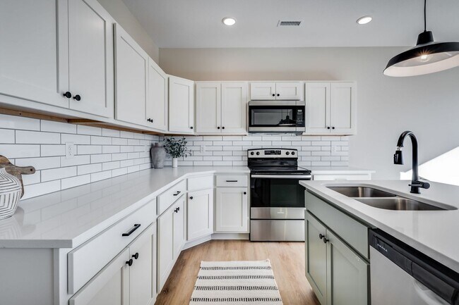 Building Photo - Long Beach-Tracy Plan