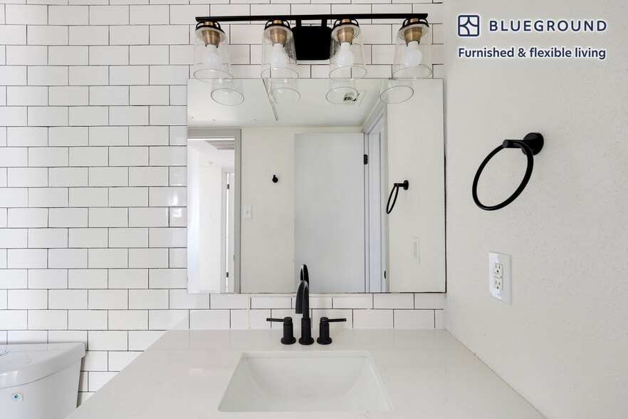 Building Photo - 201 E 4th St