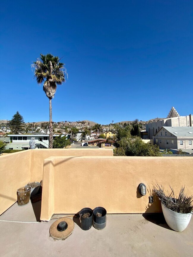 Building Photo - Downtown Ventura - Two bedroom, two bath w/ Rooftop Deck