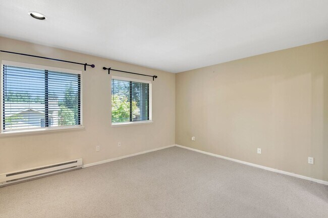 Building Photo - Your Sun-Drenched Redmond Retreat Awaits!