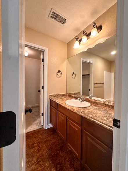 Building Photo - 5205 Graceland Dr