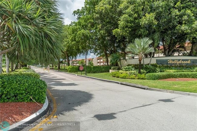 Building Photo - 9220 S Hollybrook Lake Dr