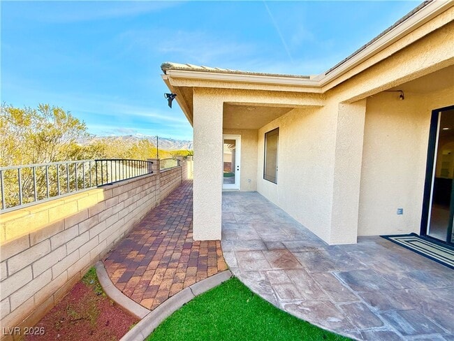 Building Photo - 3530 E Vineyard Dr