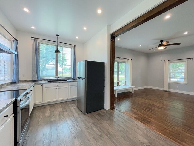 Building Photo - Updated 2 bedroom home