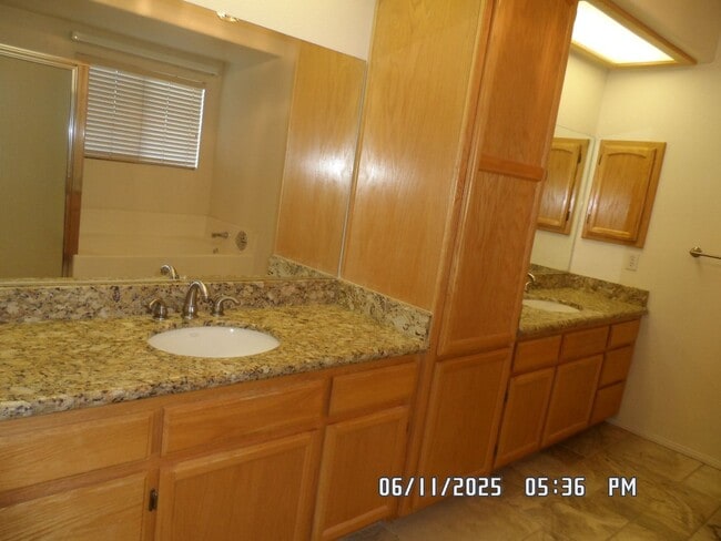 Building Photo - 3 Bedrooms, Den, 2 Bathrooms, 3 Car Garage...