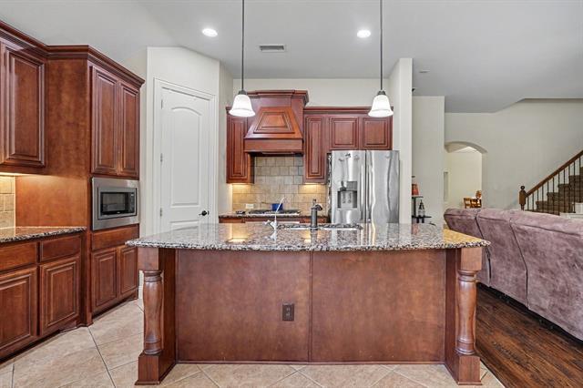 Building Photo - 2412 Lynbridge Dr