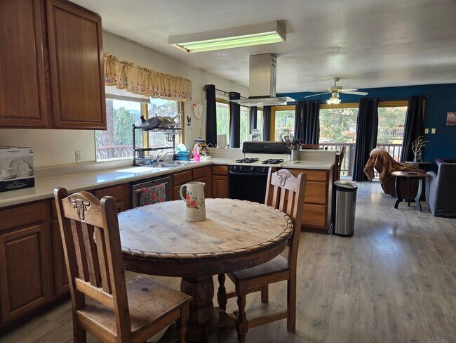Building Photo - Furnished Four Bedroom Home With Sierra Bl...